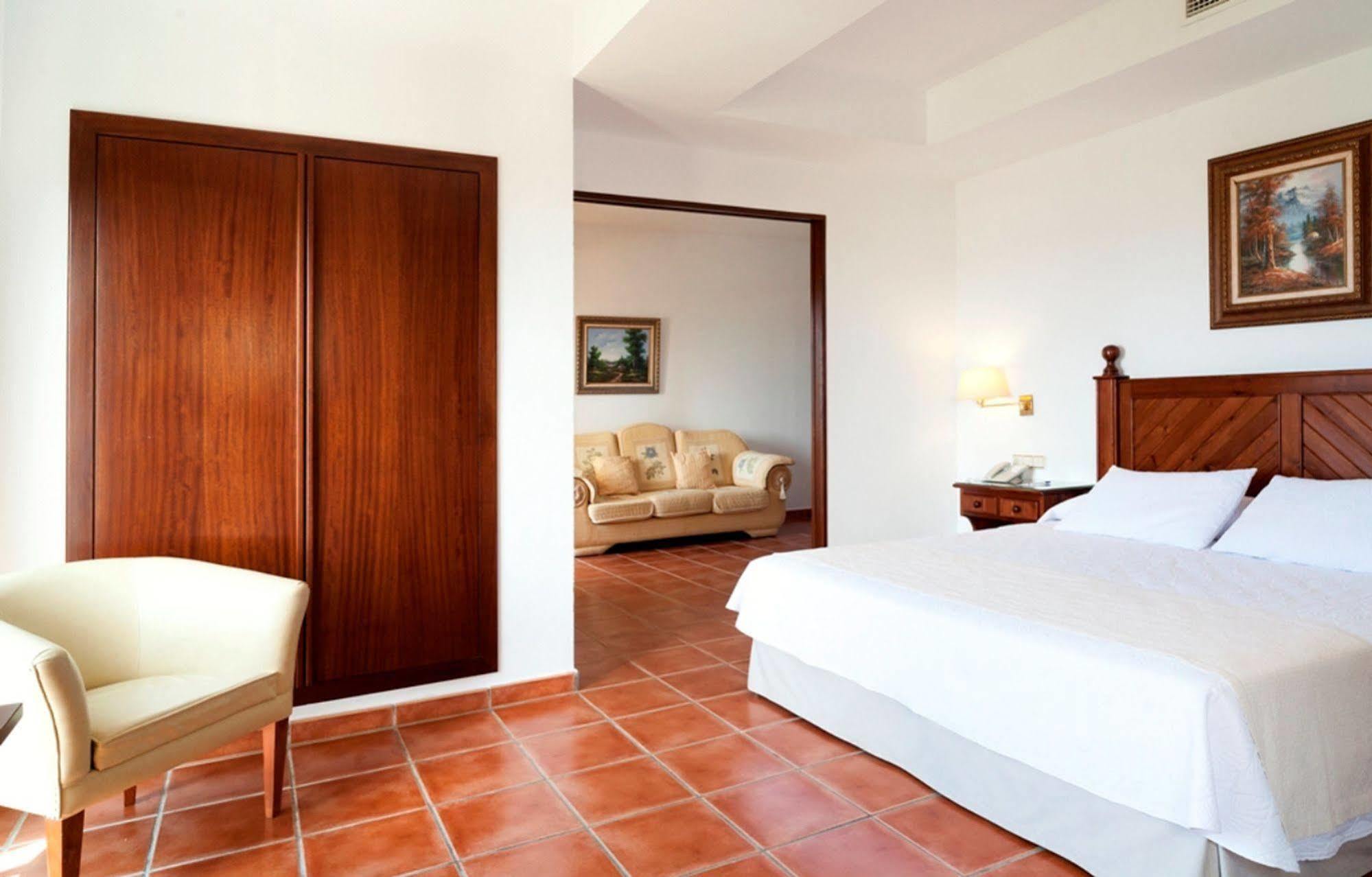 Hotel Antonio II Zahara de los Atunes Exteriör bild